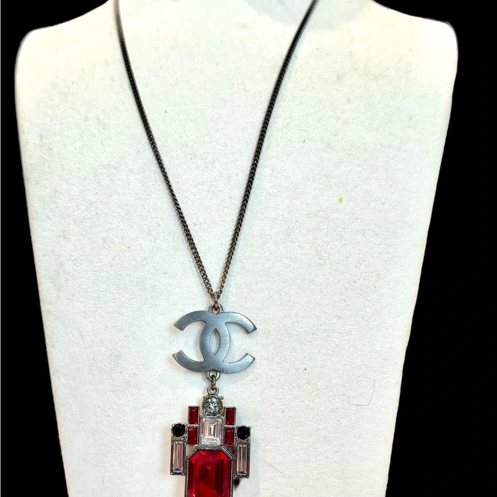 Chanel 2005P Red Gripoix Glass & Crystal Pendant Necklace – Made in France - Picture 3 of 6
